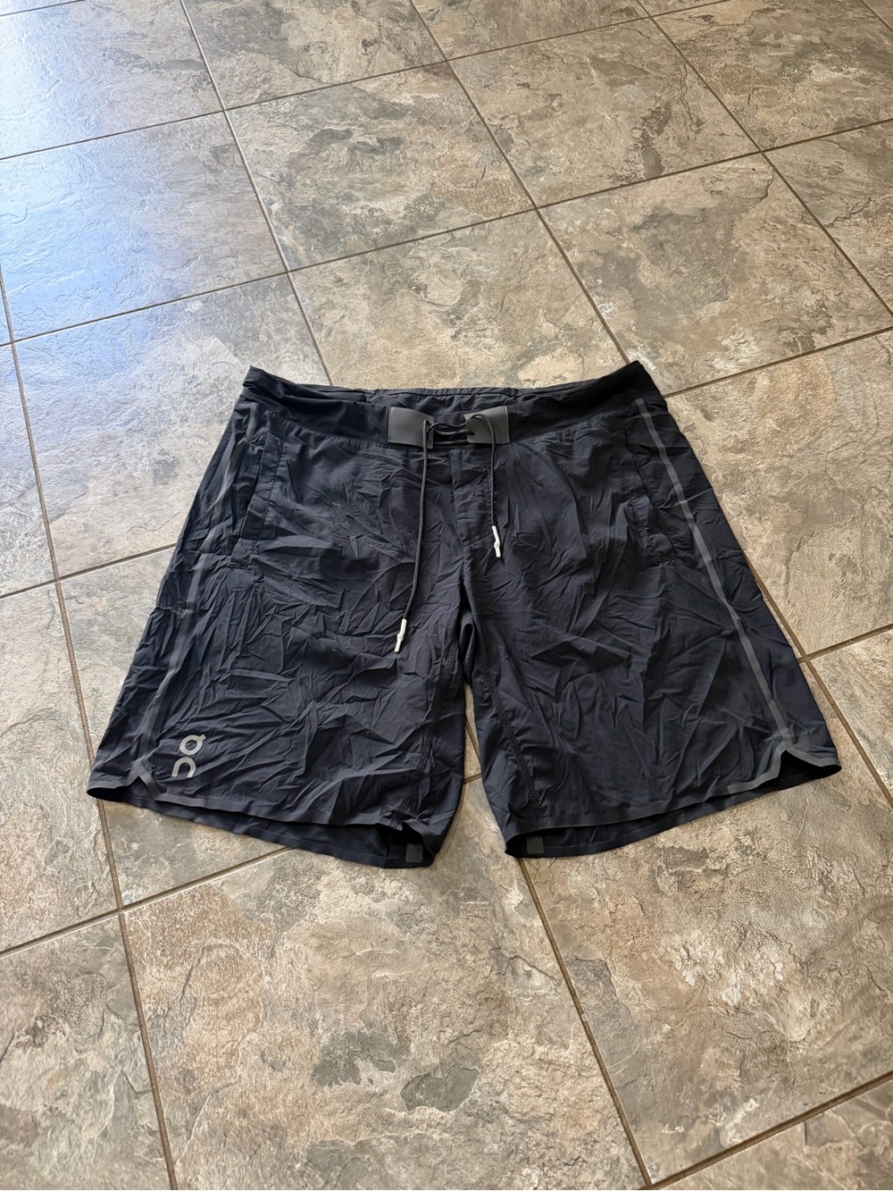 ON MEN'S HYBRID SHORTS BLACK SIZE L